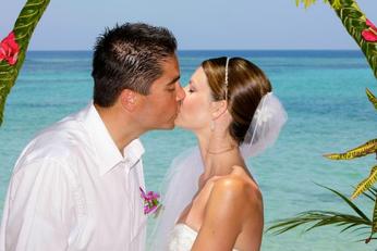 fiji wedding couple